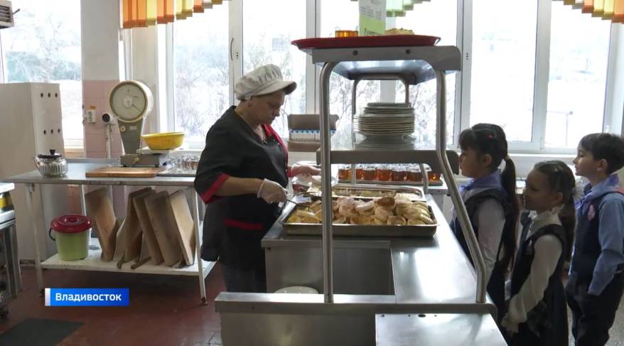 «Шестилапого преступника» обнаружили в столовой школы Владивостока