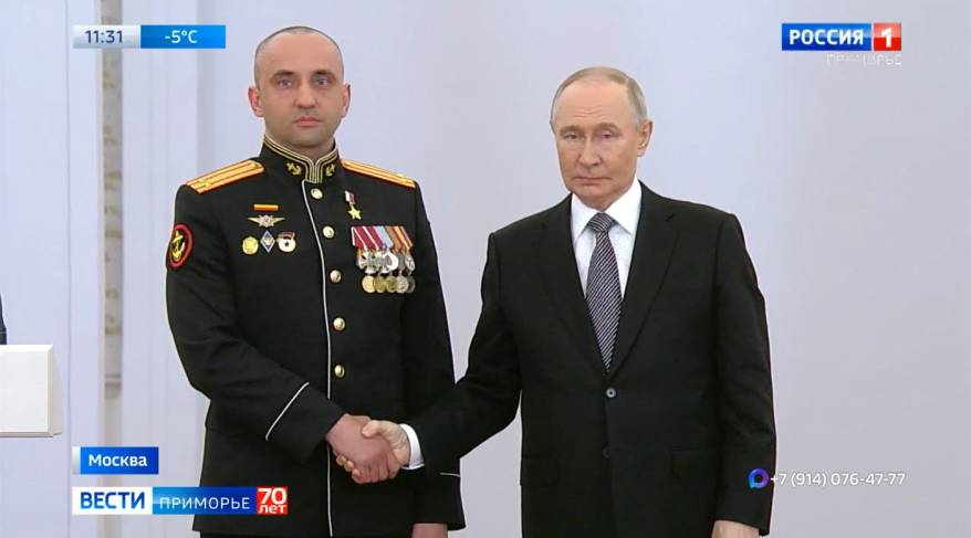 Звезду Героя вручил Путин командиру роты морпехов-тихоокеанцев Павлу Ендовицкому
