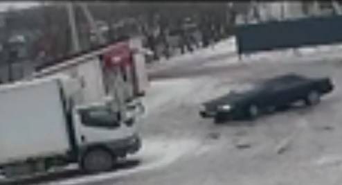 Дрифтер «выбил» грузовик с парковки в Уссурийске