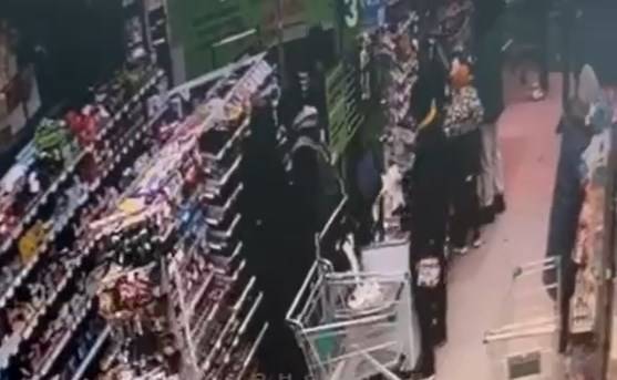 Инцидент в супермаркете: подробности нападения на покупателя – лицо рассечено корзиной