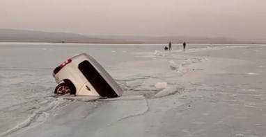 Сразу несколько авто провалились под лед в районе Тавричанки