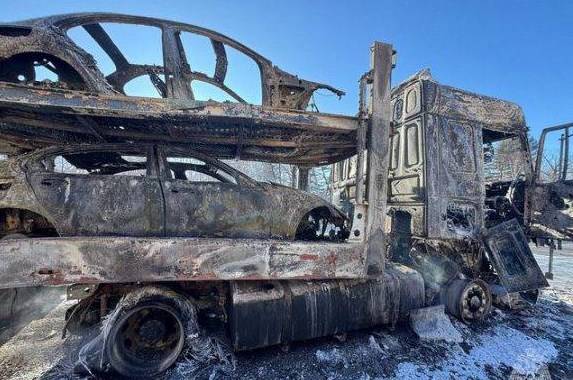 Автовоз, груженный машинами из Японии и Кореи, выгорел дотла