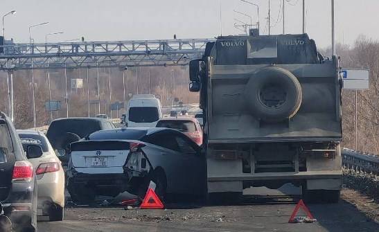 Движение заблокировано во Владивостоке на аэропортовской трассе из-за ДТП
