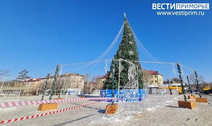 Елка в Артёме «устала» от затяжных выходных