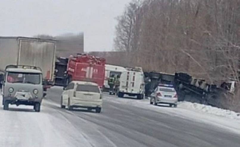 Фура слетела с трассы в Приморье, перекрыв полосу движения