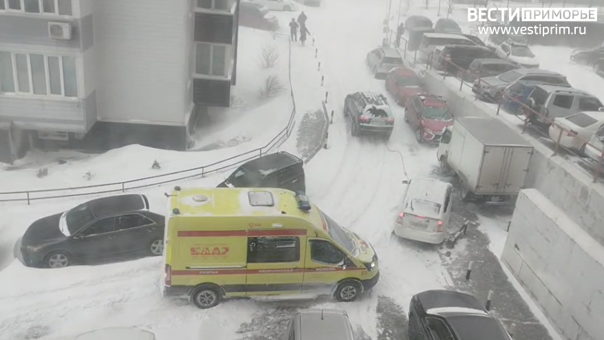 Полиция разыскивает водителя арендованного автомобиля, помешавшего скорой помощи во Владивостоке