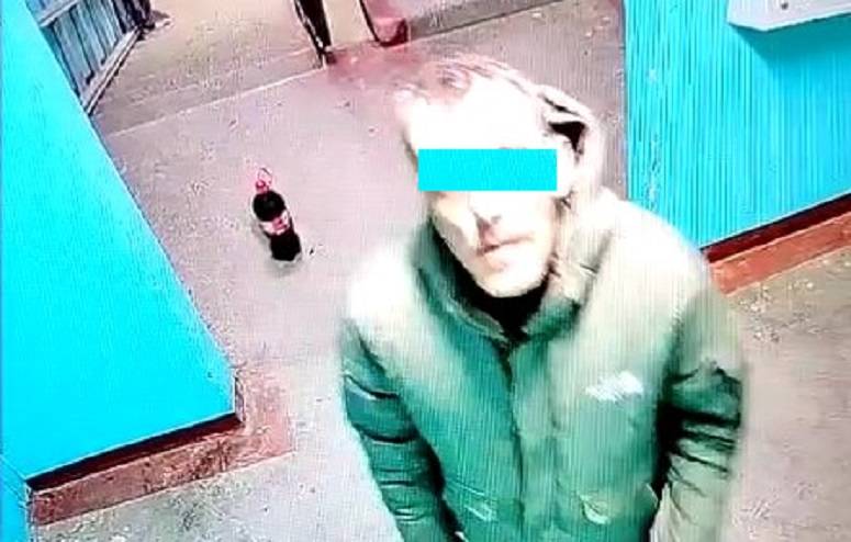 «Мужик, теперь тебя узнают»: мерзкая выходка в подъезде дома во Владивостоке - на видео