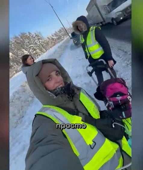 «Москва - Владивосток»: пешком через всю Россию решила пройти молодая семейная пара