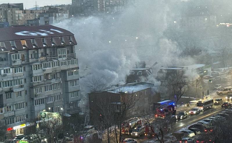 Популярное кафе объято пламенем во Владивостоке