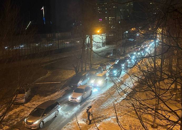 Пробка гигантская: пожар в центре Владивостока остановил движение транспорта