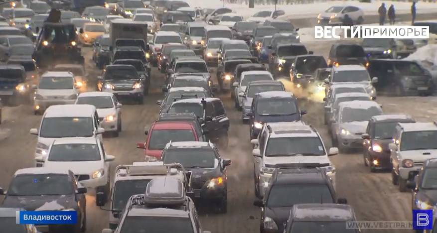Движение транспорта ограничат на трафиковой улице Владивостока