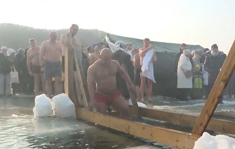 Окунуться в прорубь на Крещение и не заболеть: советы приморских медиков