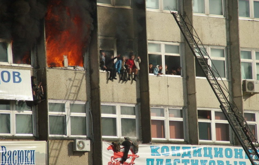 «Дарькин , прыгай! Правду!» : уникальные кадры в день 20-ой годовщины страшного пожара во Владивостоке