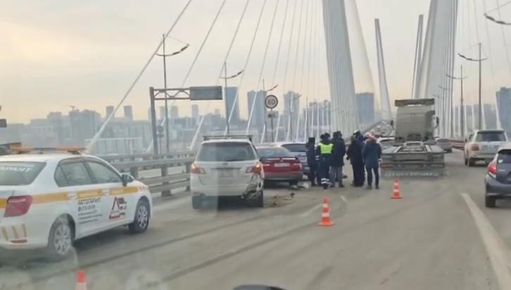 Массовое ДТП заблокировало движение на Золотом мосту