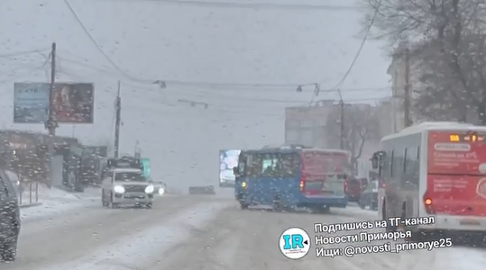 "Заносит жестко": опасный дрифт пассажирского автобуса попал на видео во Владивостоке