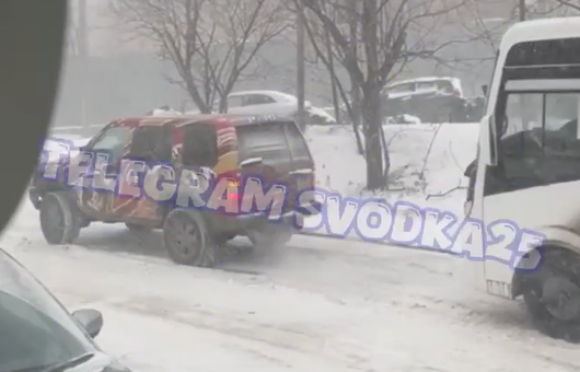 Автолюбители втаскивают автобусы на подъемы во Владивостоке