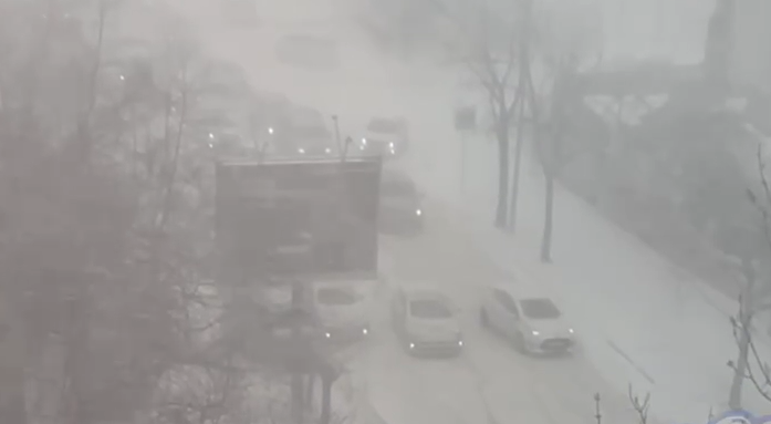 Автомобили буксуют: коллапс образовался в центре Владивостока