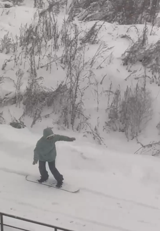 Владивостокцы катаются по городу на сноубордах