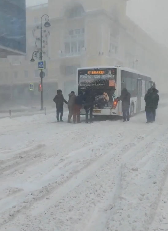 Пассажиры толкают автобусы: движение общественного автотранспорта парализовано во Владивостоке