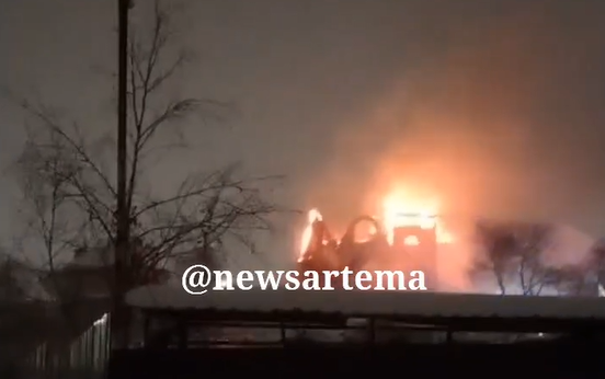 Трехэтажный коттедж полыхает в Приморье