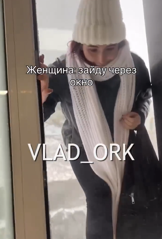 Мощный снегопад заставил женщин входить в салон красоты через окно во Владивостоке