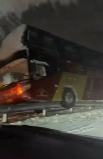 Автобус повис на леерах в Приморье