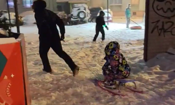 В Приморье отец сломал ребенку крестец, привязав снегокат к автомобилю