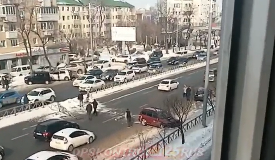 Дичайшее ДТП во Владивостоке: автомобиль пробил леерное ограждение и вылетел на встречку
