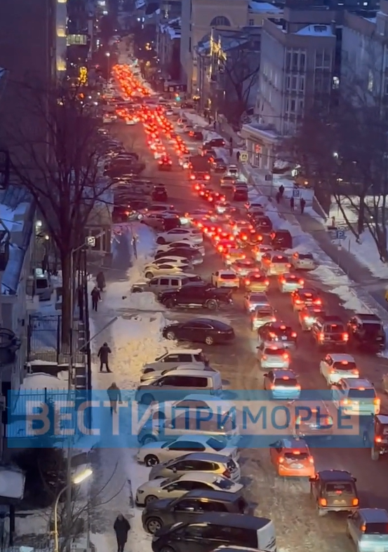 "Красный час пик": гигантские пробки сковали Владивосток
