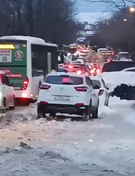 Гигантская пробка сковала крупный микрорайон Владивостока