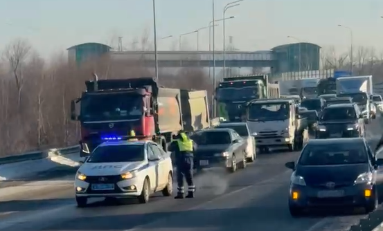 Дикая пробка: странное ДТП остановило движение на федеральной трассе в Приморье