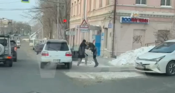 "Головой в лицо": дикий мордобой устроили двое мужчин во Владивостоке