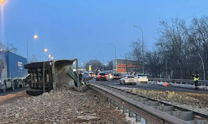 Оторвавшийся прицеп большегруза устроил массовую аварию в Приморье