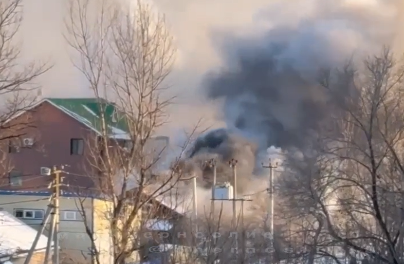 Мощно полыхает: пожарные ликвидируют серьезное возгорание в Приморье