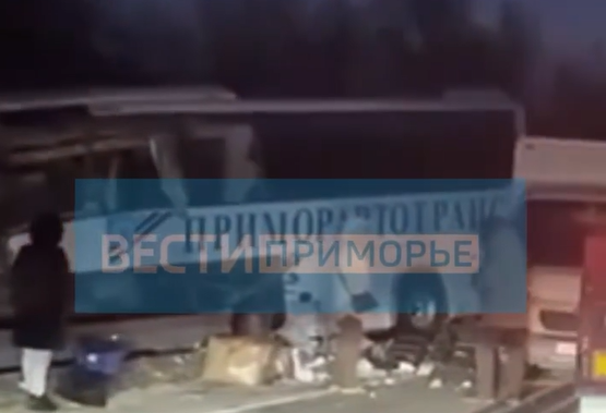 Пассажирский автобус с туристами попал в жесткое ДТП в Приморье: есть погибшие