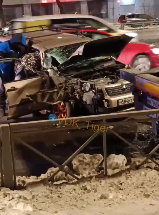 Легковушка врезалась в фуру во Владивостоке