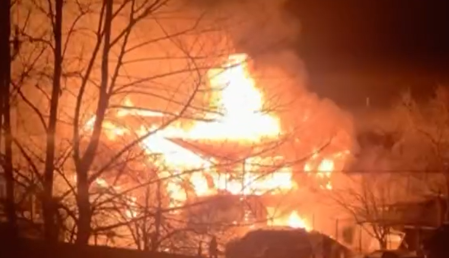 Три человека эвакуированы из горящего дома в Приморье