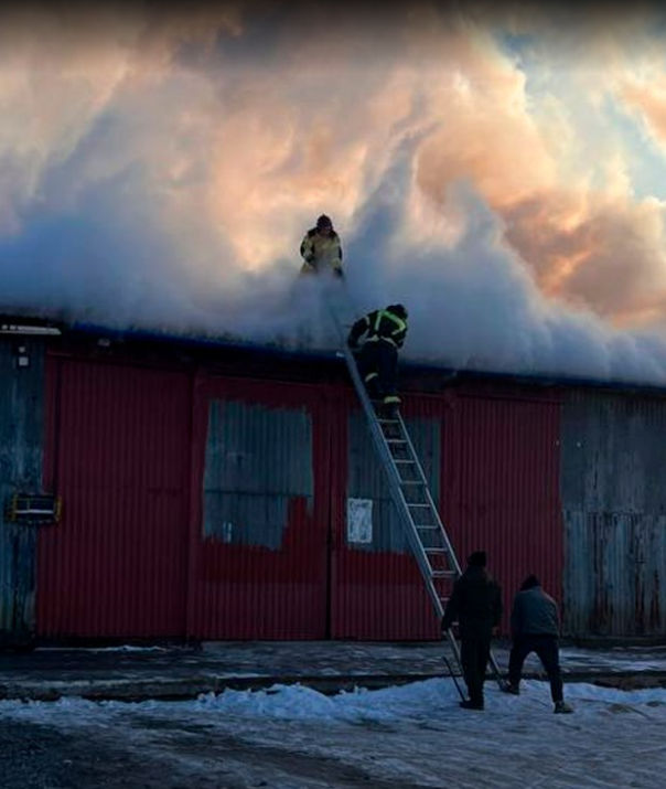 Мощный пожар бушует на овощных складах в Находке