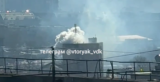 Во Владивостоке горит административное здание