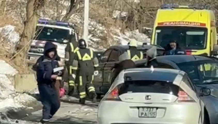 Жесткое ДТП во Владивостоке: экстренные службы работают на месте происшествия