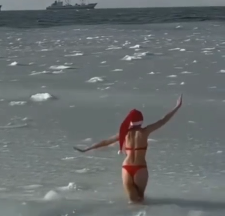 Смелая приморчанка открыла купальный сезон в бухте Соболь