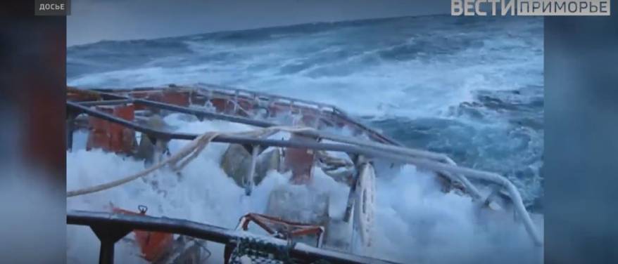 Моряки владивостокского судна спасли водолаза, который 20 часов провел в открытом море