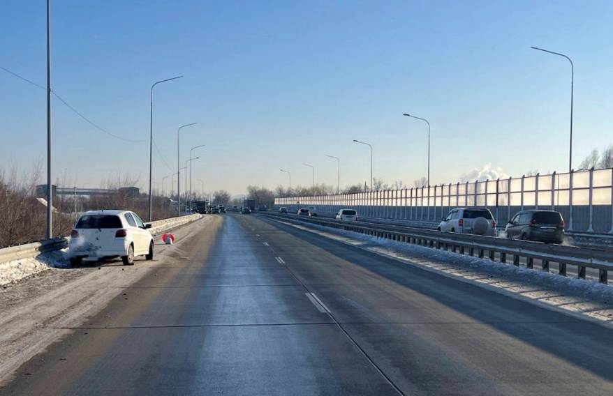 Полиция разыскивает виновника ДТП, который на "Ленд Крузер Прадо" скрылся с места происшествия