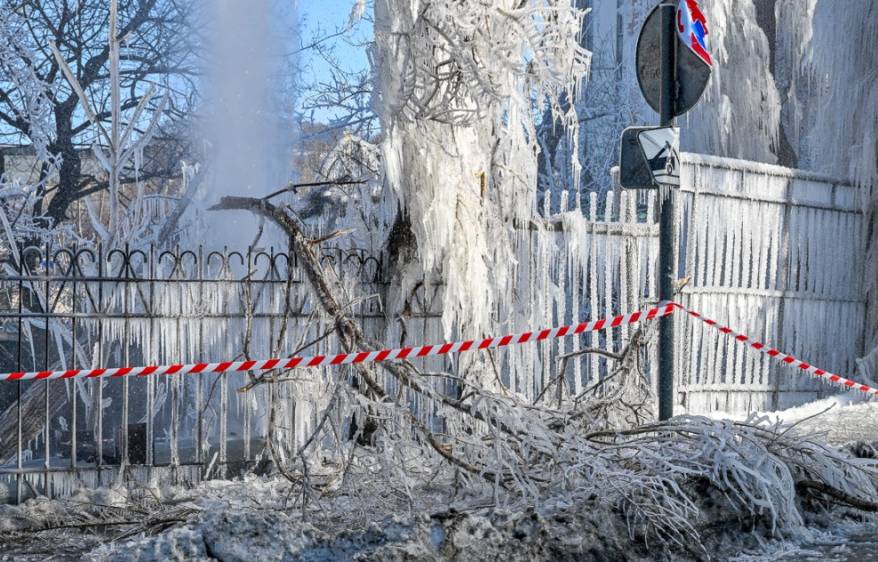 Авария на теплотрассе во Владивостоке: фонтан горячей воды перекрыт