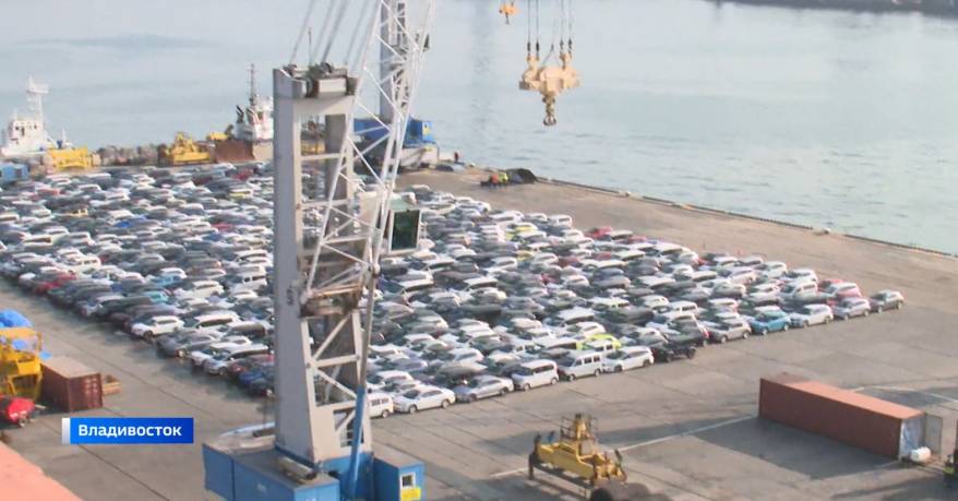 Сотни машин, купленных россиянами до повышения утильсбора, застрали в портах