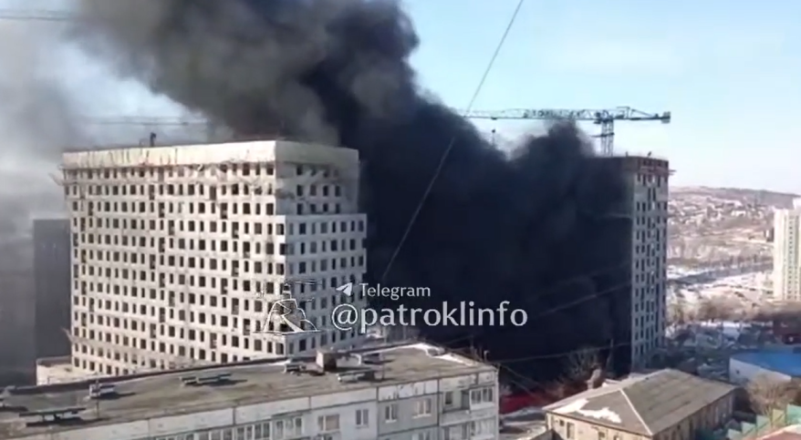 Новые кадры с места пожара на стройке жилого комплекса во Владивостоке