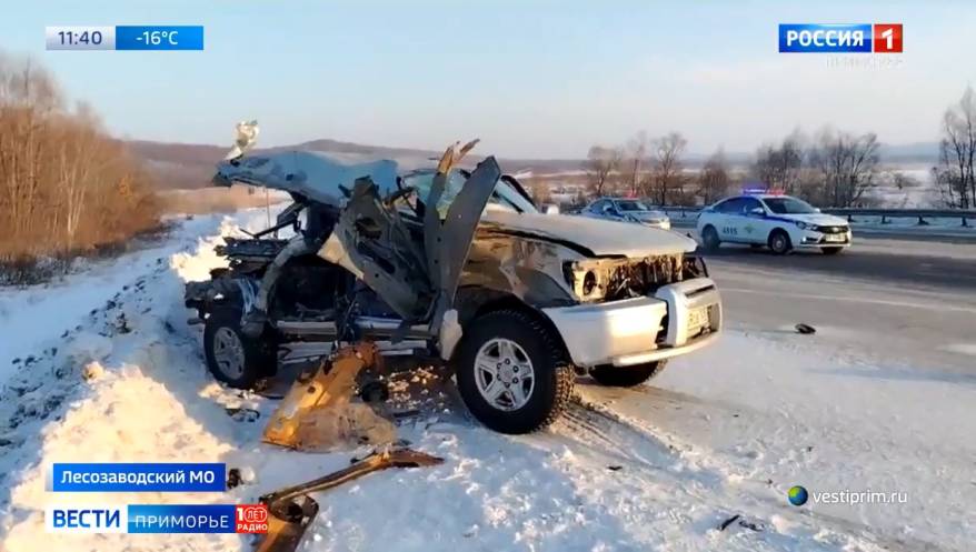 Авто разорвало: «Урал» снес Land Cruiser на трассе в Приморье