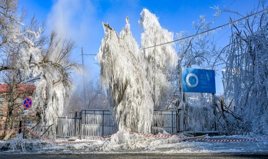 Теплотрассу прорвало во Владивостоке, в районе школы для одарённых детей