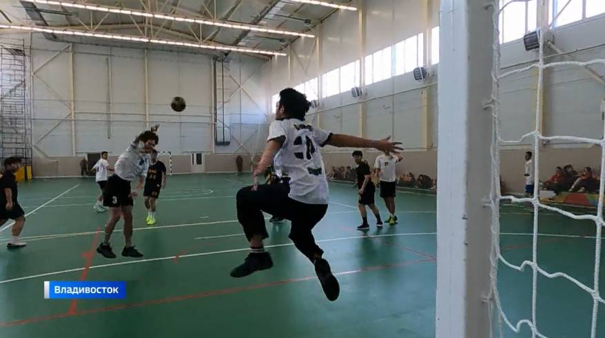 Юные приморские гандболисты соревнуются в мастерстве с гостями из Китая