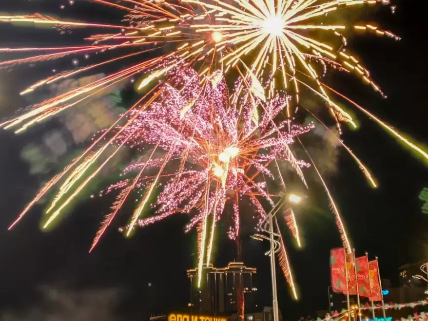 Сотни владивостокцев встретили новый год на центральной площади